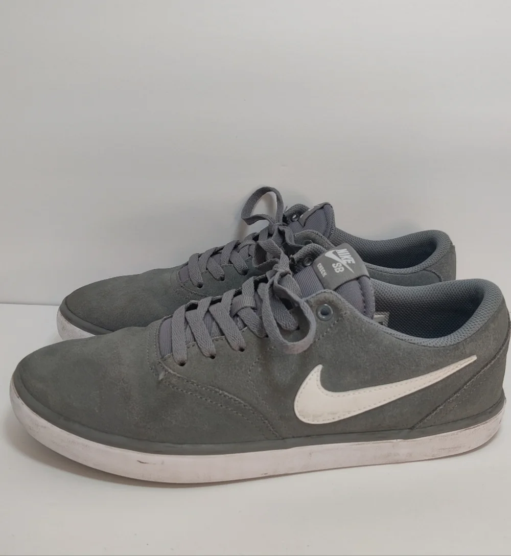 Nike SB Charge Sneakers Mens Size 11 Gray Suede Leather Shoes Lace Up